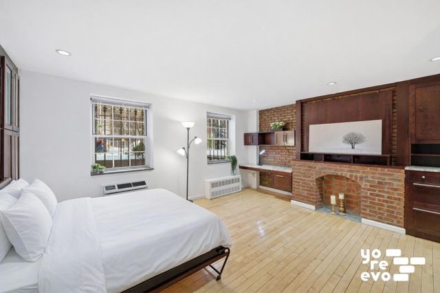 318 W 15th St Apt A, New York City, NY 10011