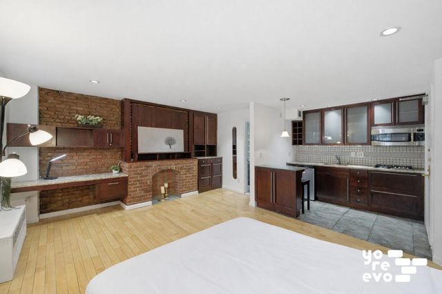 318 W 15th St Apt A, New York City, NY 10011