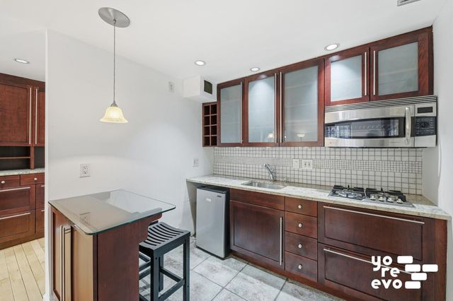 318 W 15th St Apt A, New York City, NY 10011