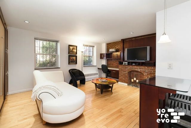 318 W 15th St Apt A, New York City, NY 10011