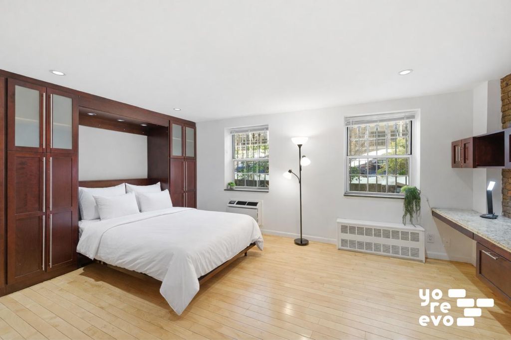 318 W 15th St Apt A, New York City, NY 10011