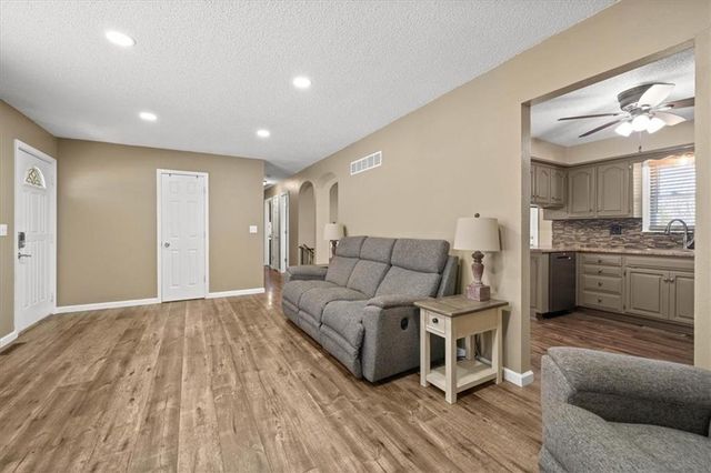 2113 S Owings Street, Oak Grove, MO 64075