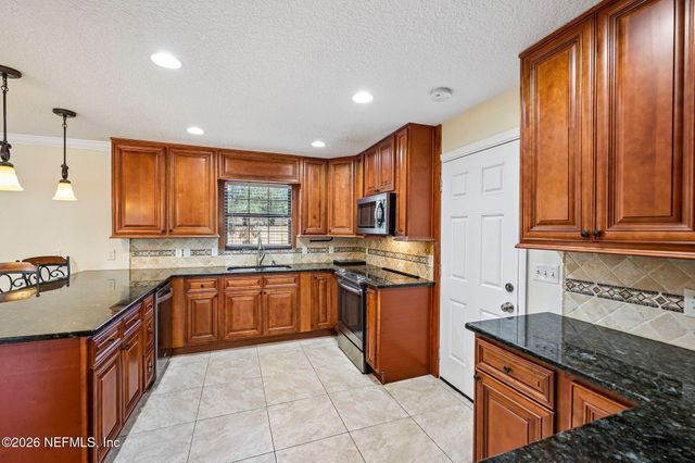 2614 WHIPPLE Avenue, Orange Park, FL 32073