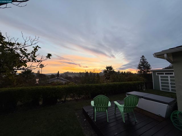 22 Lagunita Ct, Martinez, CA 94553