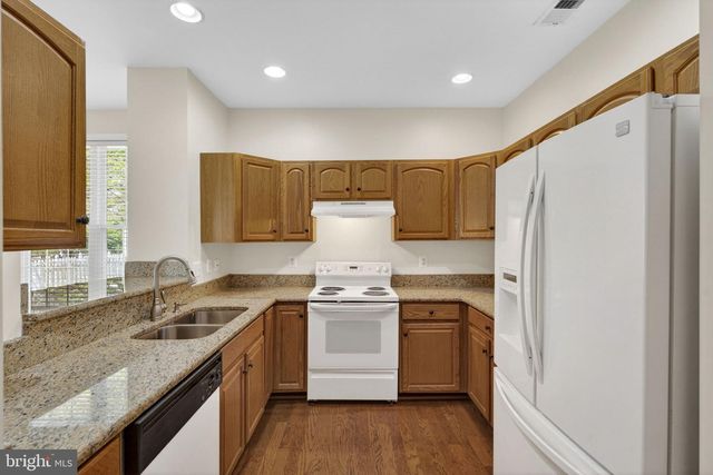 6922 WALNUT HILL DR, Gainesville, VA 20155