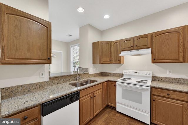 6922 WALNUT HILL DR, Gainesville, VA 20155