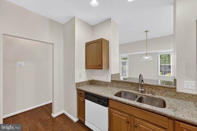 6922 WALNUT HILL DR, Gainesville, VA 20155