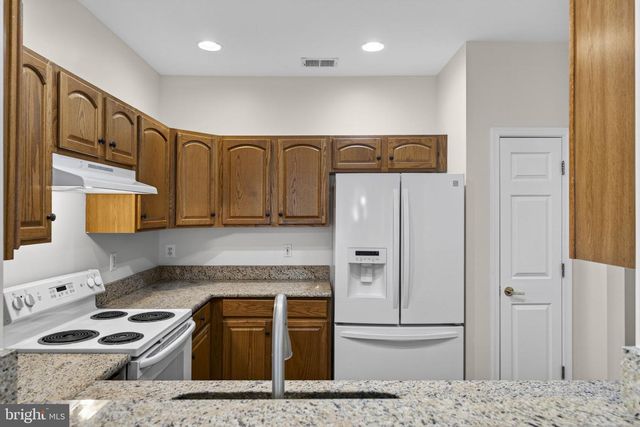 6922 WALNUT HILL DR, Gainesville, VA 20155