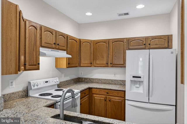 6922 WALNUT HILL DR, Gainesville, VA 20155