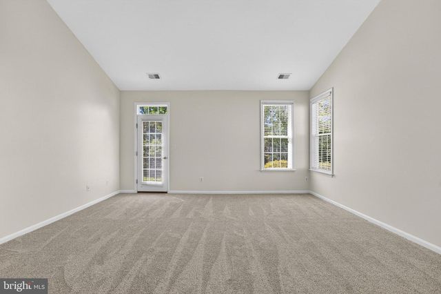 6922 WALNUT HILL DR, Gainesville, VA 20155