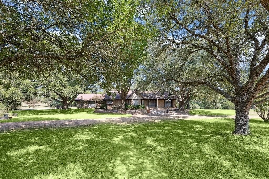 134 Lola Lane, Bellville, TX 77418