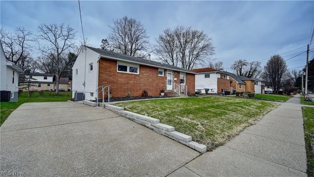 1133 Clearmount Avenue SE, North Canton, OH 44720