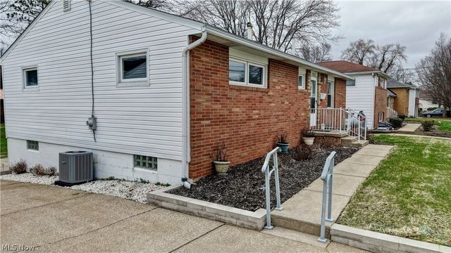 1133 Clearmount Avenue SE, North Canton, OH 44720