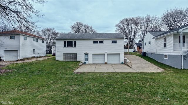 1133 Clearmount Avenue SE, North Canton, OH 44720