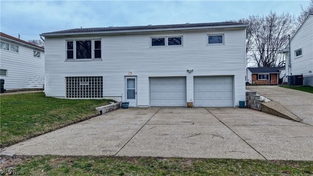 1133 Clearmount Avenue SE, North Canton, OH 44720