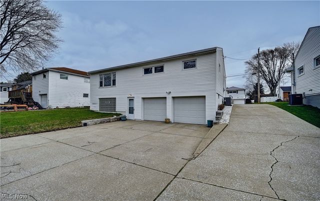 1133 Clearmount Avenue SE, North Canton, OH 44720