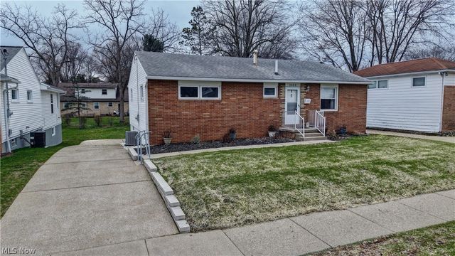 1133 Clearmount Avenue SE, North Canton, OH 44720