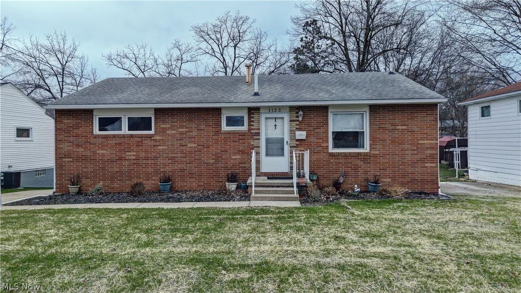 1133 Clearmount Avenue SE, North Canton, OH 44720