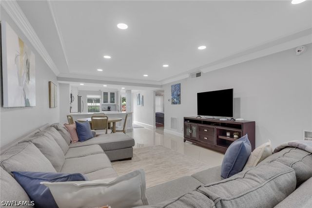 9580 Victoria LN 104, Naples, FL 34109