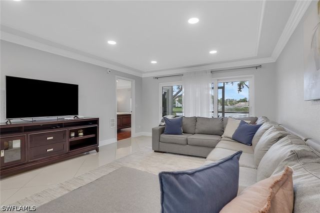 9580 Victoria LN 104, Naples, FL 34109