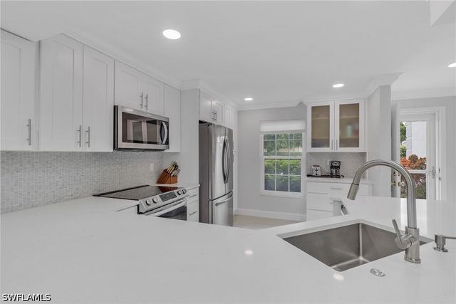 9580 Victoria LN 104, Naples, FL 34109