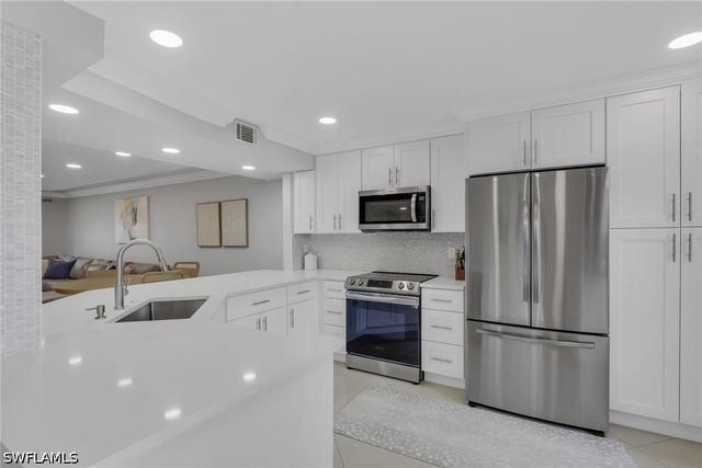 9580 Victoria LN 104, Naples, FL 34109