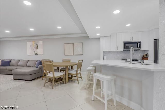 9580 Victoria LN 104, Naples, FL 34109