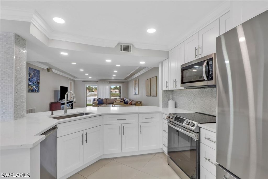 9580 Victoria LN 104, Naples, FL 34109