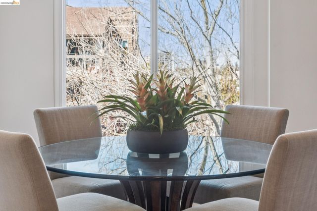 330 Vernon St 301, Oakland, CA 94610