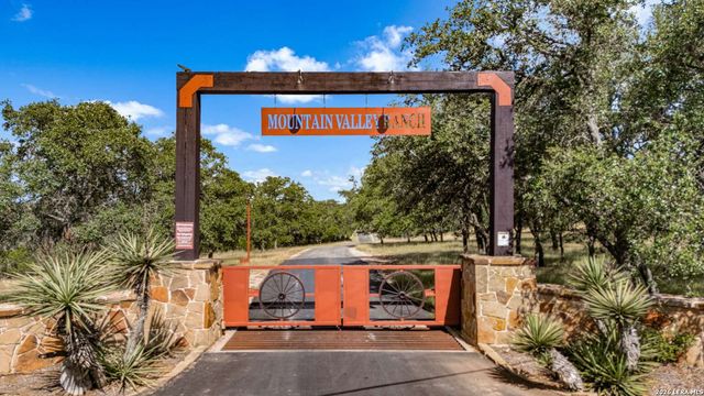 916 private road 2532, Mico, TX 78056
