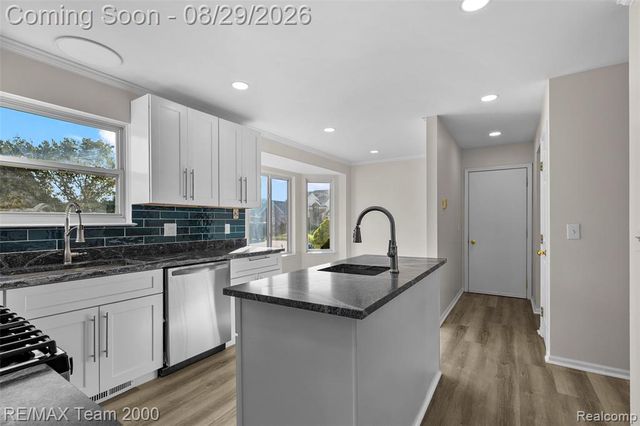 30003 Huron Meadows Drive, Rockwood, MI 48173