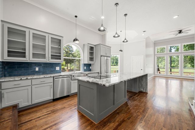 24611 W Kingscrest Circle, Spring, TX 77389