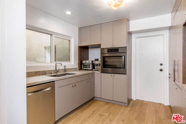 31 Village, Santa Monica, CA 90405