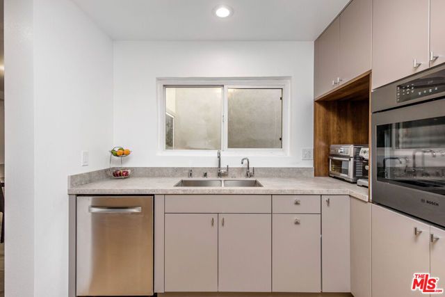 31 Village, Santa Monica, CA 90405