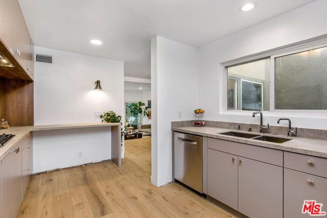 31 Village, Santa Monica, CA 90405