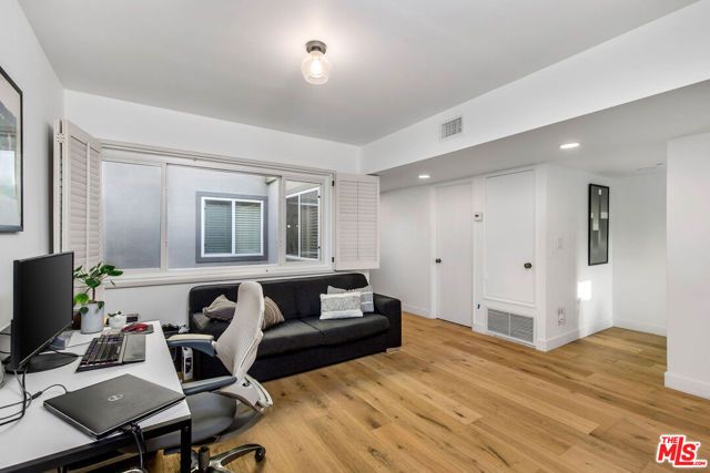 31 Village, Santa Monica, CA 90405