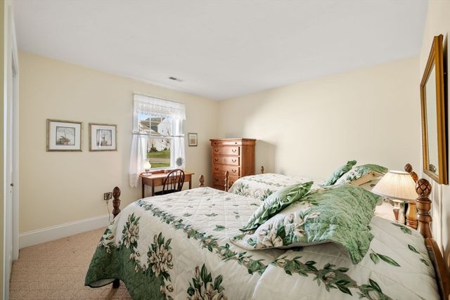 96 Walden Way 52, Milford, MA 01757