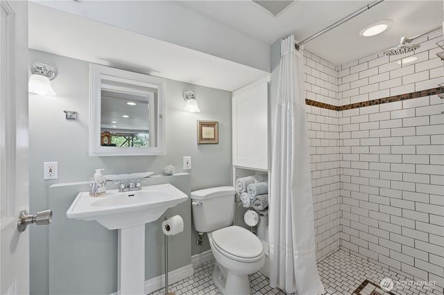 18002 25th Avenue NE, Lake Forest Park, WA 98155