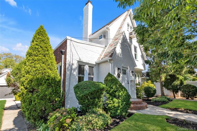 9 May Court, West Hempstead, NY 11552
