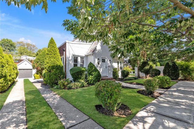 9 May Court, West Hempstead, NY 11552