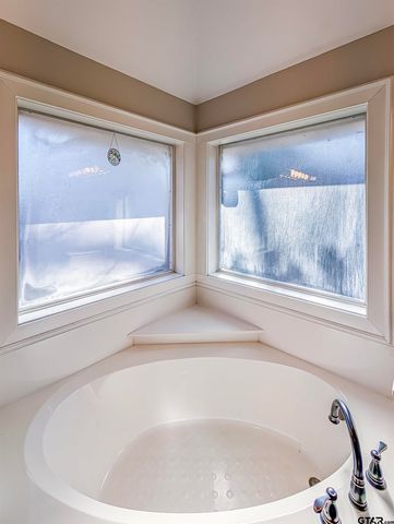 725 Beth Dr, Tyler, TX 75703