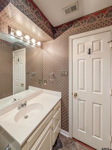 725 Beth Dr, Tyler, TX 75703