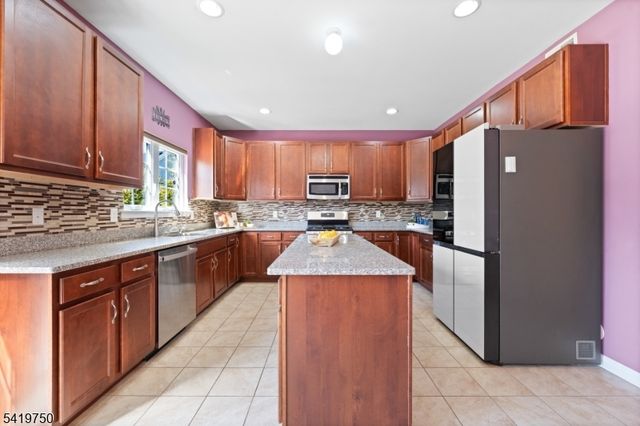 6 Quick Ct, Franklin Twp., NJ 08873