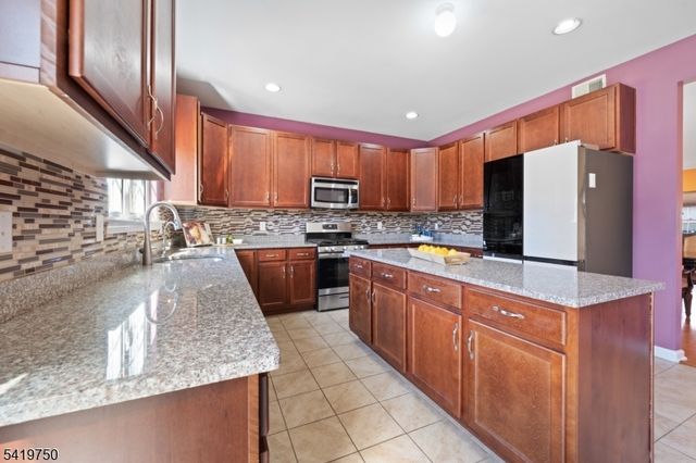 6 Quick Ct, Franklin Twp., NJ 08873