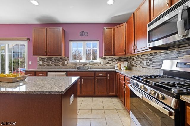 6 Quick Ct, Franklin Twp., NJ 08873