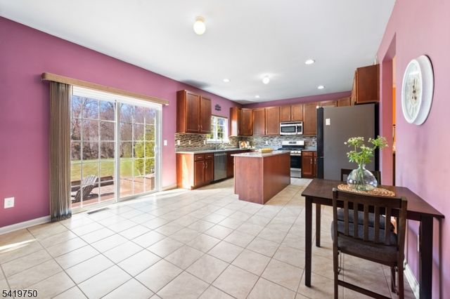 6 Quick Ct, Franklin Twp., NJ 08873