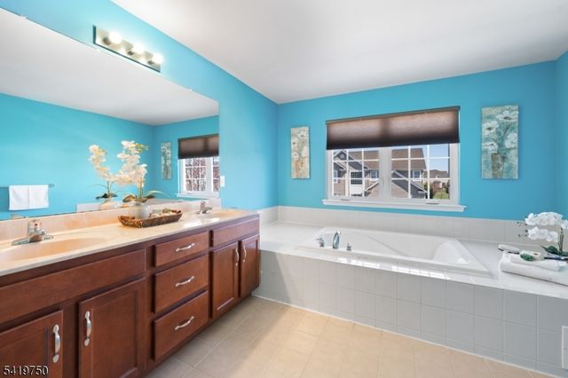 6 Quick Ct, Franklin Twp., NJ 08873