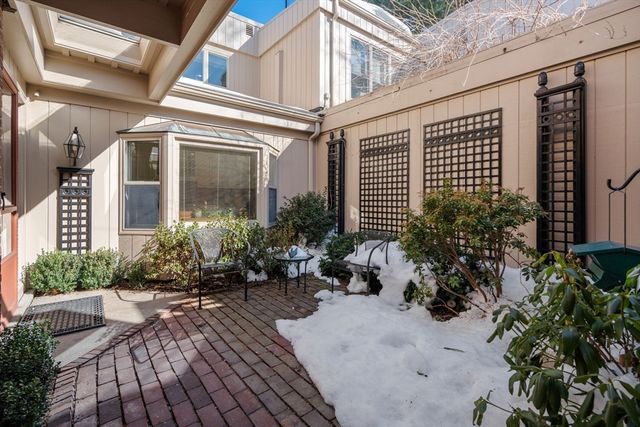 17 Fairgreen Place 17, Brookline, MA 02467