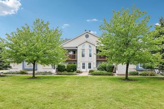W240N2550 E Parkway Meadow CIRCLE #2, Pewaukee, WI 53072
