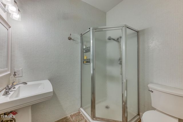 106 Woodbriar Drive, Johnson City, TN 37604